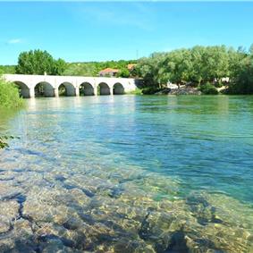 3 Bedroom Villa with Pool & Tennis Court near Sinj, sleeps 8